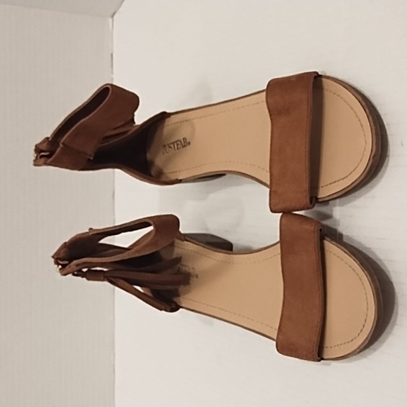 Just fab Ankle Strap Kitten Heel Strappy Block Heel Cute Low Sandal Faux Leather - Picture 2 of 9